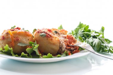 Domates soslu geleneksel haşlanmış mantı