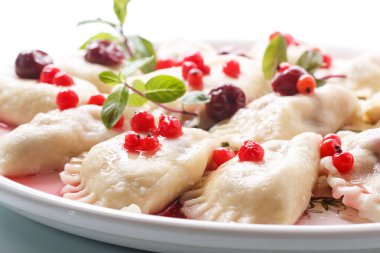 Tatlı köfte kiraz ve çilek ile haşlanmış