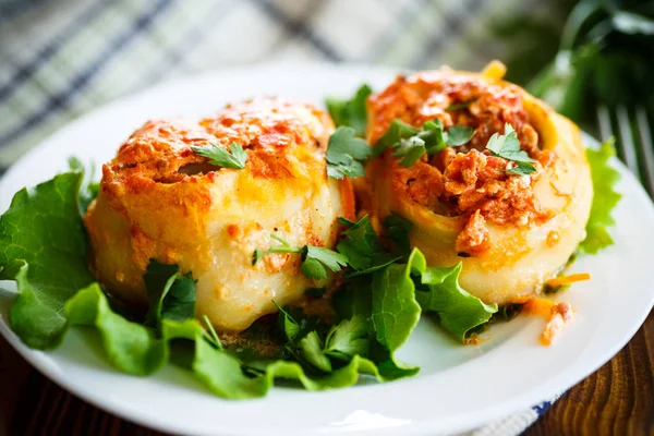 Traditional stewed manti in tomato sauce — Stock Photo, Image