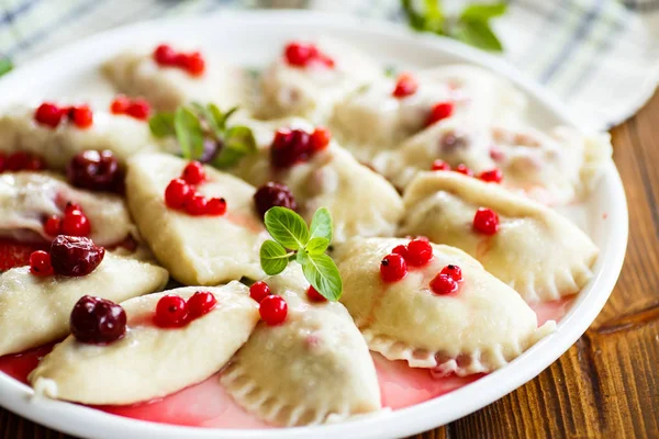 Bolinhos cozidos doces com cerejas e bagas — Fotografia de Stock