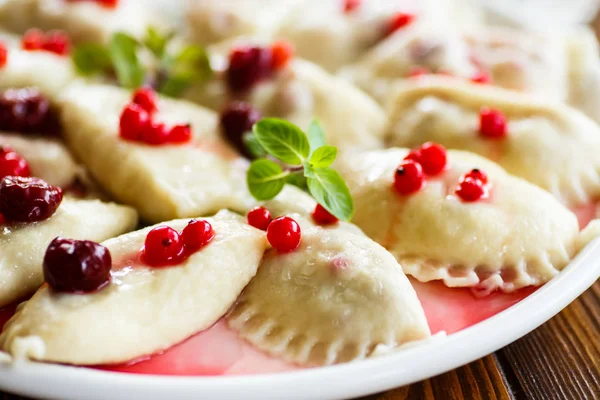 Sweet kokta degknyten med körsbär och bär — Stockfoto