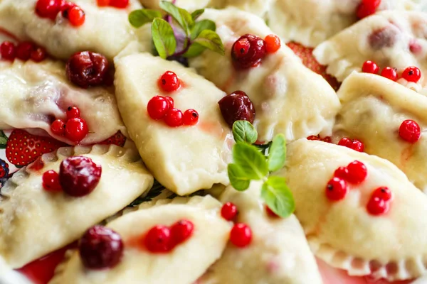 Sweet kokta degknyten med körsbär och bär — Stockfoto