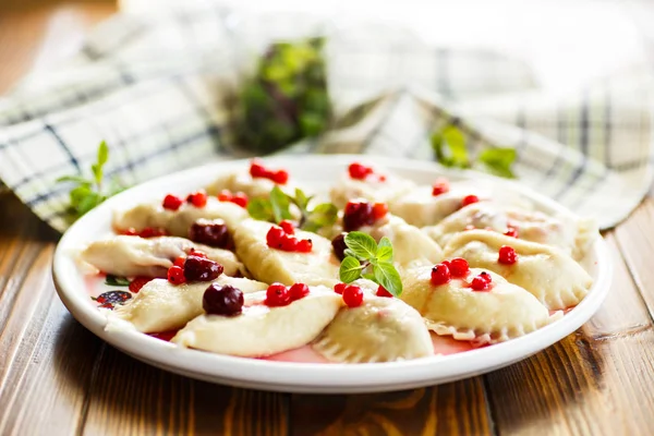 Sweet gotowane Pierogi z wiśniami i jagody — Zdjęcie stockowe