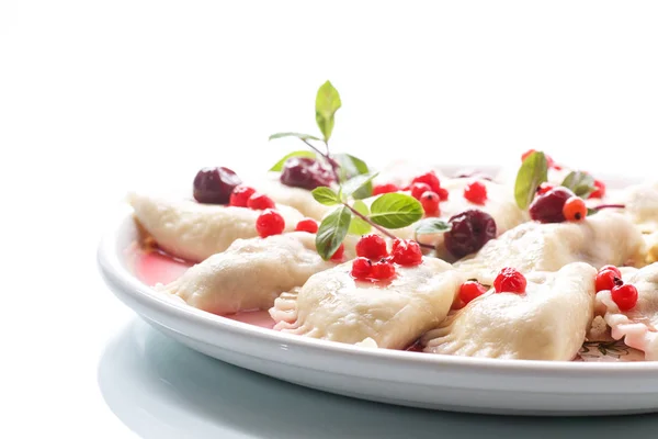 Süße gekochte Knödel mit Kirschen und Beeren — Stockfoto