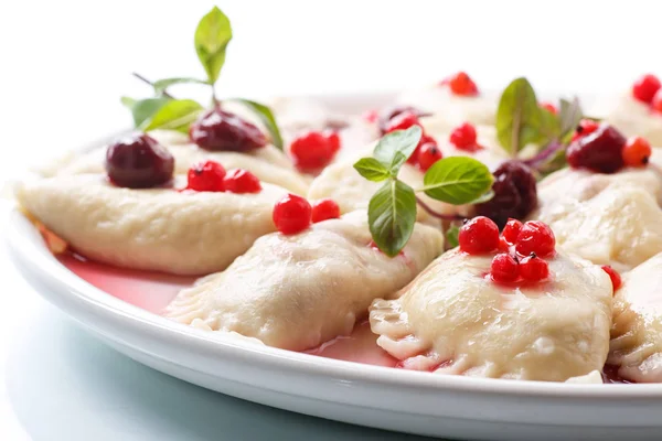 Gnocchi bolliti dolci con ciliegie e bacche — Foto Stock