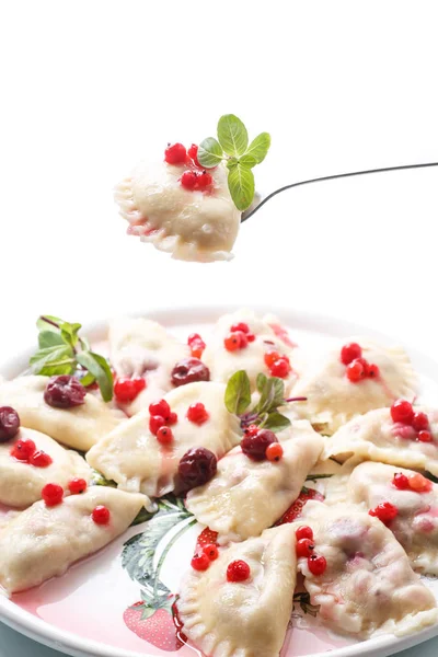 Sweet gekookt dumplings met kersen en bessen — Stockfoto