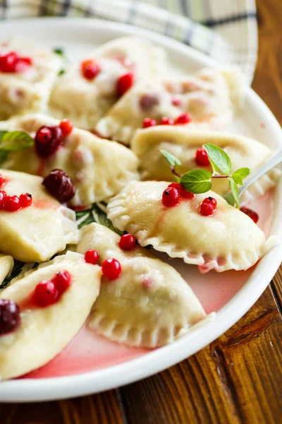 Bolitas de masa hervida dulce con cerezas y bayas — Foto de Stock