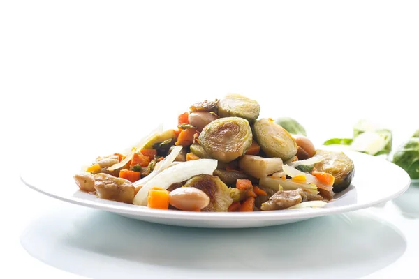 Couves de Bruxelas torradas com legumes e feijões — Fotografia de Stock