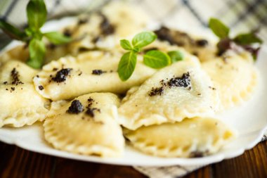 Tatlı köfte poppy ile haşlanmış