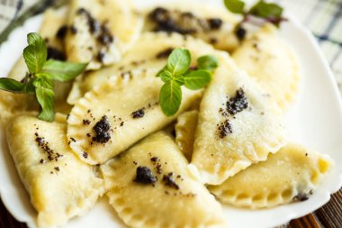 Tatlı köfte poppy ile haşlanmış