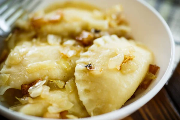 Kokt dumplings med potatis fyllning — Stockfoto
