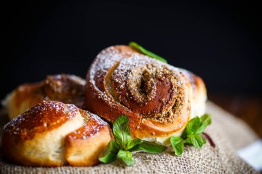 Şekere de doldurma fıstıklı tatlı çörek