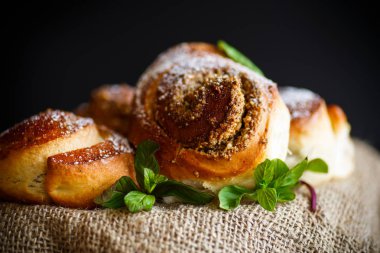 Şekere de doldurma fıstıklı tatlı çörek