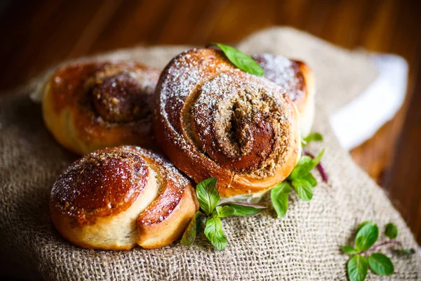 Pan dulce con relleno de nueces en polvo de azúcar — Foto de Stock