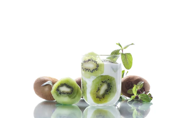 Latte dolce yogurt biologico con fette di kiwi — Foto Stock