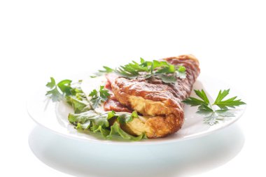 sahanda yumurta taze otlar ile