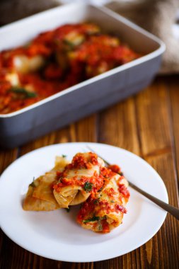 Pirinç ve etle doldurulmuş lahana ruloları.