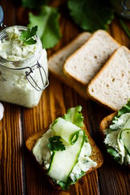 Sarımsaklı makarna peynir yumurta