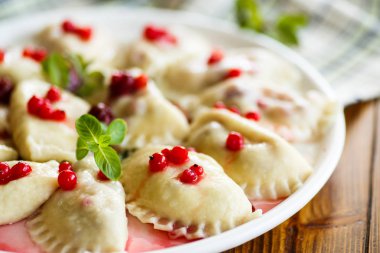 Tatlı köfte kiraz ve çilek ile haşlanmış