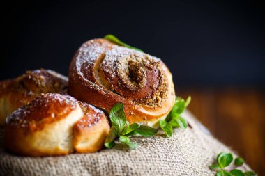 Şekere de doldurma fıstıklı tatlı çörek