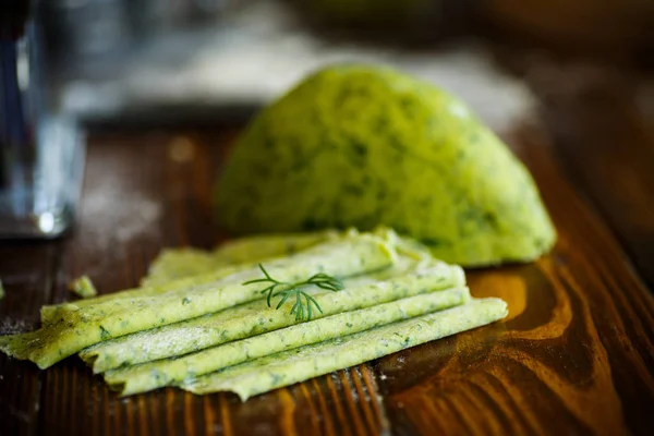 Tagliatelle fatte in casa verde con verdure — Foto Stock