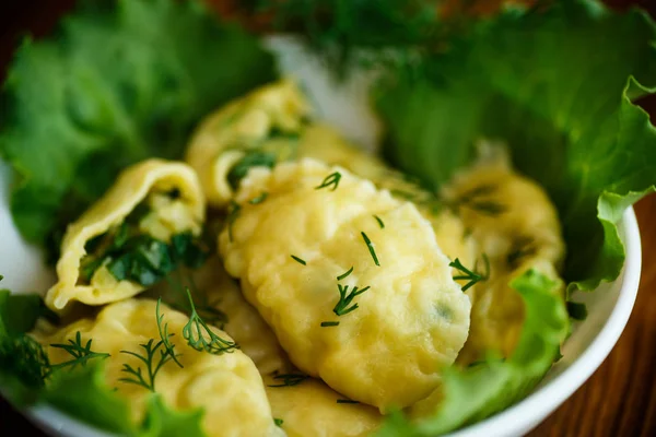 Dumplings stuffed with potatoes with green onions — Stock Photo, Image