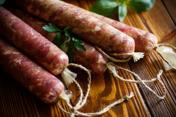 Сира органічна домашня ковбаса з натурального м'яса — стокове фото