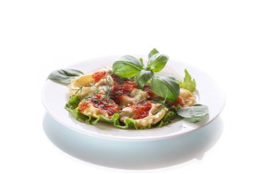 Domates soslu ravioli.