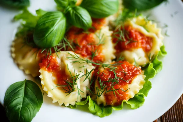 Ravioli con salsa di pomodoro — Foto Stock