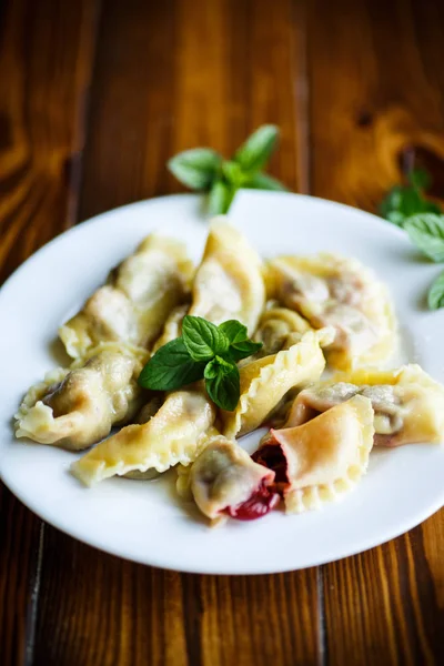 Söta dumplings med körsbär — Stockfoto