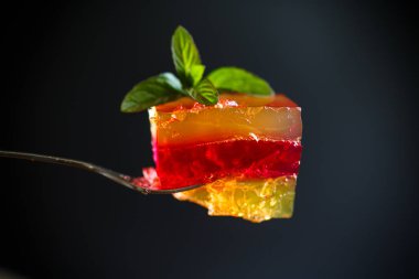 Çok renkli meyve jöle