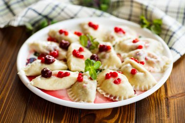 Tatlı köfte kiraz ve çilek ile haşlanmış