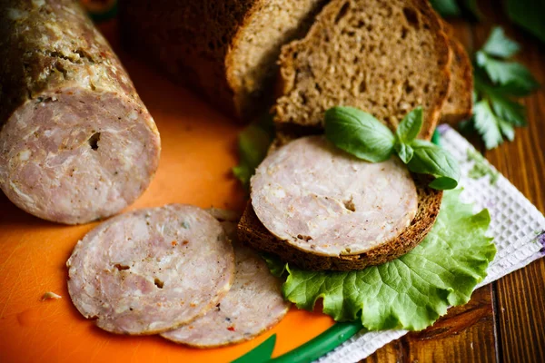 Een broodje met zelfgemaakte worst en het roggebrood — Stockfoto