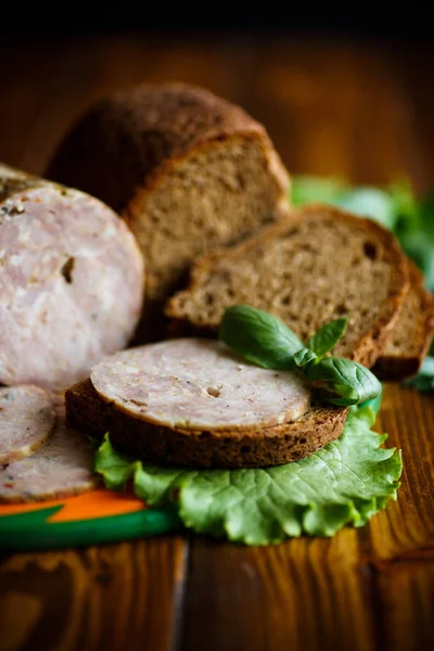Un panino con salsiccia fatta in casa e pane di segale — Foto Stock