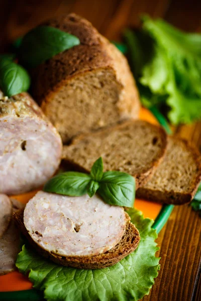 Een broodje met zelfgemaakte worst en het roggebrood — Stockfoto