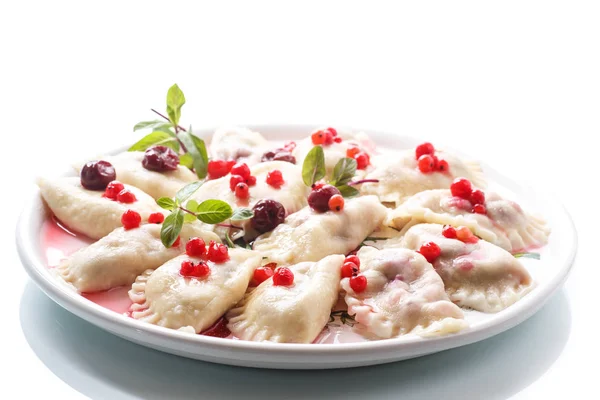 Bolitas de masa hervida dulce con cerezas y bayas — Foto de Stock