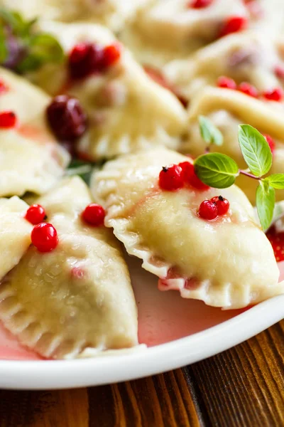 Bolitas de masa hervida dulce con cerezas y bayas — Foto de Stock