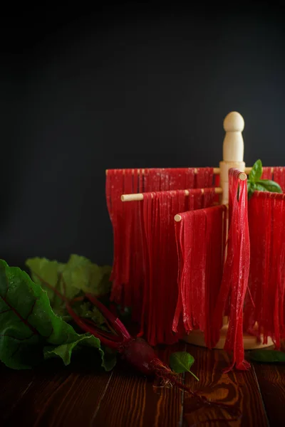 Home macarrão vermelho de suco de beterraba — Fotografia de Stock