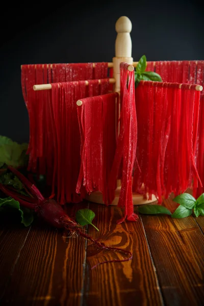 Home red noodles from beet juice — Stock Photo, Image