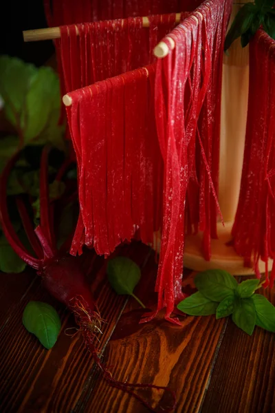Hem röd nudlar från betor juice — Stockfoto
