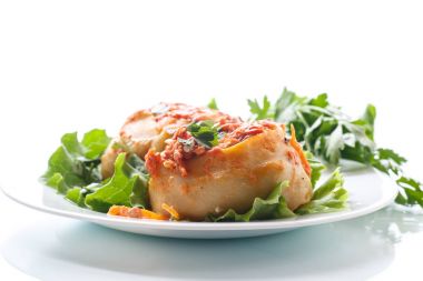 Domates soslu geleneksel haşlanmış mantı