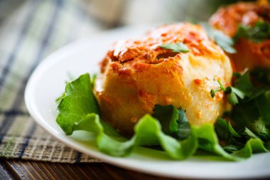 Domates soslu geleneksel haşlanmış mantı