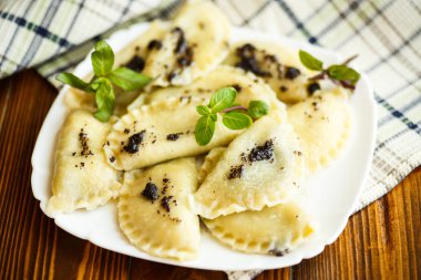 Tatlı köfte poppy ile haşlanmış