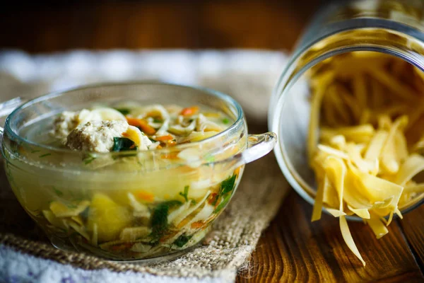 Suppe mit hausgemachten Nudeln und Frikadellen — Stockfoto