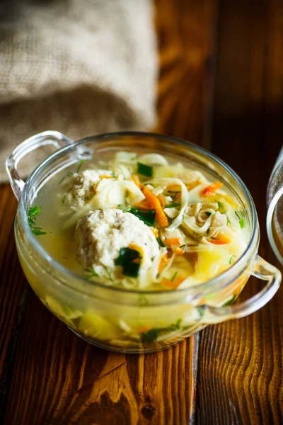 Sopa com macarrão caseiro e almôndegas — Fotografia de Stock