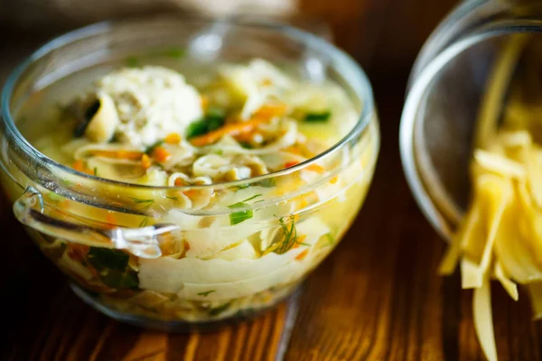 自家製麺とミートボールのスープ — ストック写真