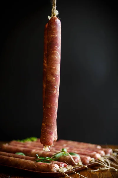 Сырая органическая домашняя колбаса из натурального мяса — стоковое фото
