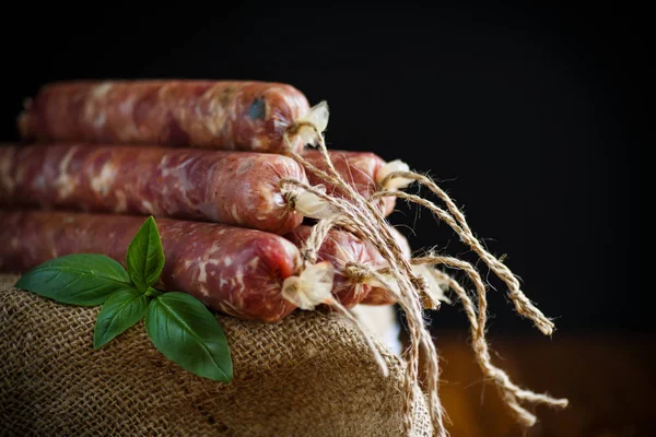 Сырая органическая домашняя колбаса из натурального мяса — стоковое фото