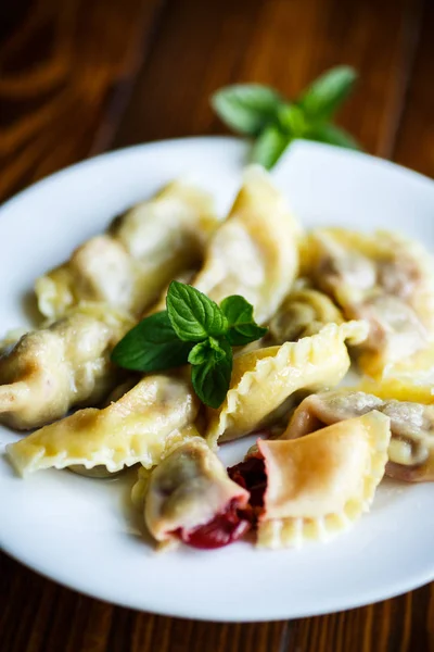 Söta dumplings med körsbär — Stockfoto