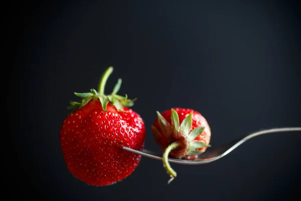 Rijpe rode aardbeien — Stockfoto